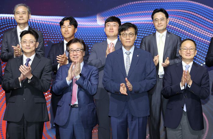 창용 한국은행 총재(아랫줄 오른쪽 두 번째)가 15일 세종시 한국개발연구원(KDI)에서 열린 KDI-한국은행 공동 심포지엄 ‘초고령사회의 빈곤과 노동: 정책 방향을 묻다’에서 조동철 KDI 원장(아랫줄 왼쪽 두 번째)을 비롯한 주요 참석자들과 함께 기념 촬영을 하고 있다. 
 [사진 = 연합뉴스]