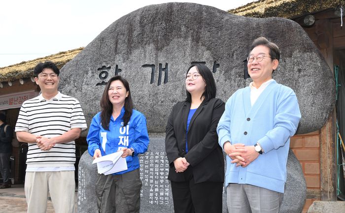 이재명 더불어민주당 대선 후보가 15일 경남 하동군 화개장터 노래비 앞에서 유튜브 라이브 K-이니셔TV 케미폭발 ‘동서화합’ 라이브 오프닝을 촬영하고 있다. [김호영 기자]