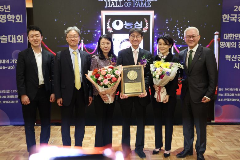 15일 한국경영학회가 선정한 2025 대한민국 기업가 부문 명예의 전당에 헌액된 고 신춘호 농심그룹 창업주의 가족이 기념사진을 찍고 있다. 오른쪽부터 신 창업주 사위인 서경배 아모레퍼시픽그룹 회장, 신윤경 아모레퍼시픽미술관 고문(서 회장 배우자), 신동원 농심 회장, 민선영 여사(신 회장 배우자), 신동윤 율촌화학 회장, 신상열 농심 미래사업실장.  한주형 기자
