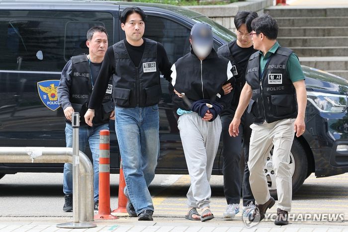 강남역 인근 건물 옥상에서 여자친구를 흉기로 살해한 혐의(살인)를 받는 20대 의대생이 지난 8일 오후 서울 서초구 서울중앙지방법원에서 열린 구속 전 피의자 심문(영장실질심사)에 출석하고 있다. [사진 출처 = 연합뉴스]