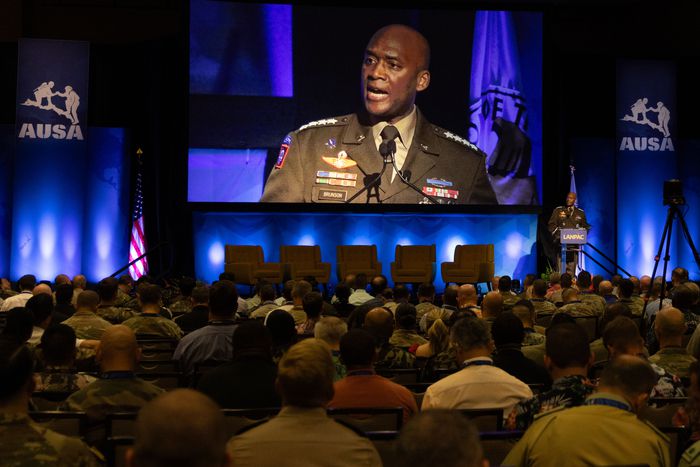 15일(현지시간) 하와이 호놀룰루에서 열린 육상군 태평양 심포지엄에서 제이비어 브런슨 주한미군사령관이 기조연설을 하고 있다.  [미국 국방영상정보배포서비스(DVIDS)]