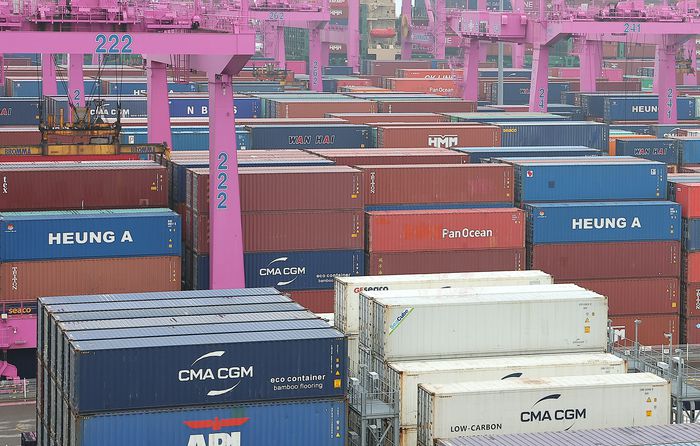 16일 인천시 연수구 인천신항에서 컨테이너 상·하역 작업이 이뤄지고 있다. 정부는 이날 발간한 ‘최근 경제동향(그린북)’ 5월호에서 내수 회복 지연과 미국의 관세 부과로 수출 둔화가 나타나며 우리 경제에 하방 압력이 지속되고 있다고 진단하고 경기 대응을 위해 13.8조 원 규모의 추경을 신속히 집행하겠다고 밝혔다. [사진 = 뉴스1]