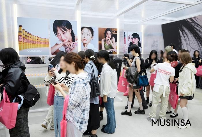 무신사 뷰티 페스타 ‘오직 무신사 뷰티존’을 관람 및 체험하고 있는 고객들 모습 [무신사]