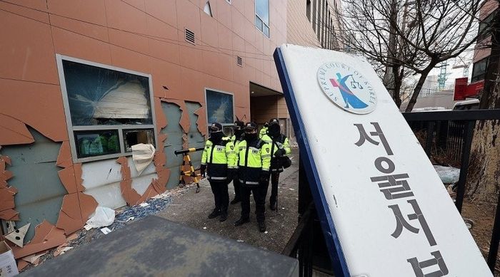 지난 1월 19일 새벽 윤석열 전 대통령에 대한 구속영장 발부에 반발한 지지자들이 서부지법에 침입해 난동을 일으켰다. [사진 = 연합뉴스]