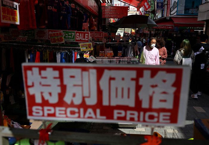 도쿄 쇼핑구역인 아메요코쵸에 붙은 ‘특별할인’ 문구. [로이터=연합뉴스]