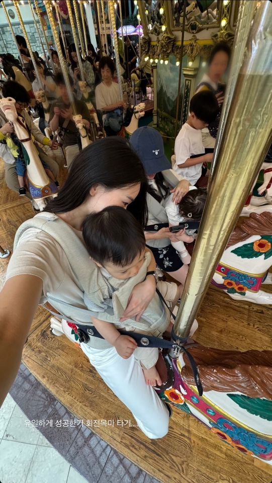 회전목마에 탑승한 손연재 모자의 모습이 담겼다.사진=손연재 SNS