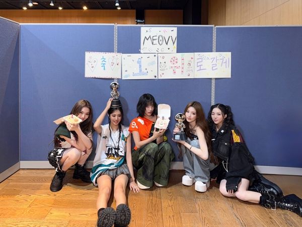 그룹 MEOVV(수인, 가원, 안나, 나린, 엘라)가 끝을 모르는 질주를 보여주고 있다.
