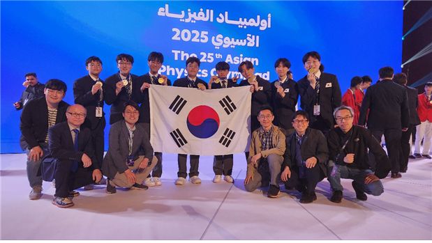 위 왼쪽부터 이신혁(서울과고), 채우현(경기과고), 이연호(서울과고), 이혁준(서울과고), 한지형(서울과고), 최정민(경기과고), 이권헌(서울과고), 장근영(서울과고), 아래 왼쪽부터 유석재(인하대), 이강영(경상국립대), 신용일(서울대), 김근영(광주과학기술원), 정광식(부산대), 김세권(한국과학기술원). [사진=과학기술정보통신부]
