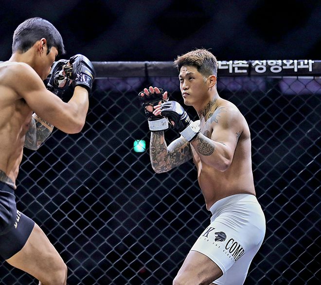 ‘코리안 갱스터’ 박원식이 2025년 5월 인천광역시 영종국제도시 인스파이어 아레나 초대 블랙컴뱃 웰터급 챔피언결정전을 치르고 있다. 사진=랭크파이브 이교덕 기자 제공