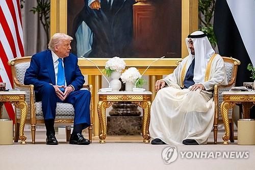 셰이크 무함마드 빈 자이드 알나하얀 UAE 대통령과 회담하는 트럼프. [EPA = 연합뉴스]