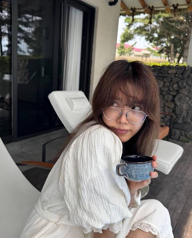 채정안은 여유로운 휴식과 감각적인 리조트룩으로 팬들의 시선을 사로잡았다.사진=채정안 SNS