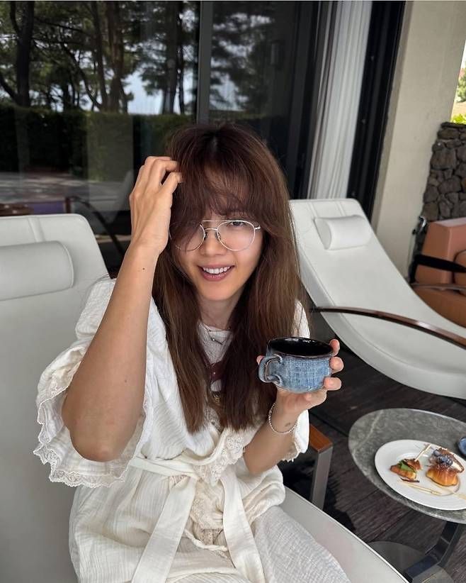 채정안은 편안한 소재의 화이트 롱 로브 원피스와 라운드 안경으로 자연스러운 꾸안꾸 감성을 완성했다. 사진=채정안 SNS