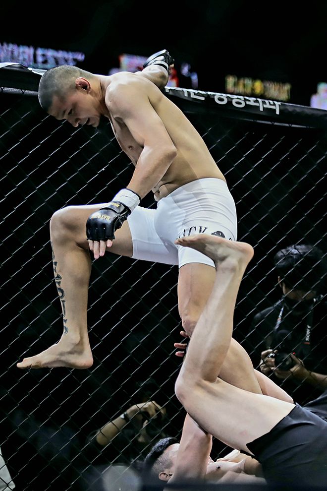‘노블레스’ 미우송 카스트루가 2025년 5월 인천광역시 영종국제도시 인스파이어 아레나 블랙컴뱃 데뷔전에서 상대를 짓밟고 있다. 사진=랭크파이브 이교덕 기자 제공