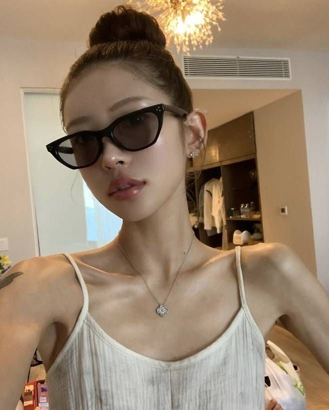 화장은 거의 하지 않은 듯한 민낯 분위기, 선글라스 아래 무표정한 표정조차 컷마다 화보 같은 완성도를 자랑했다.사진=최준희 SNS