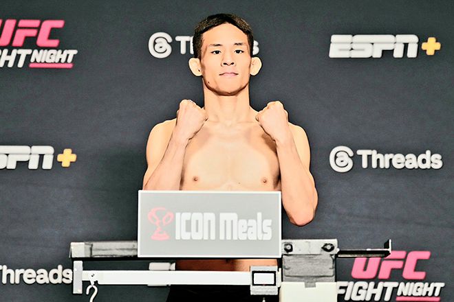 Road to UFC 시즌1 우승자 박현성이 2025년 5월 미국 네바다주 엔터프라이즈 UFC on ESPN+ 114 제2경기 플라이급 계체를 통과하고 있다. 사진=TKO