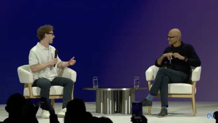 마크 주커버그 메타 CEO(왼쪽)와 사티아 나델라 마이크로소프트 CEO가 메타의 첫 AI 개발자 회의 ‘라마(Llama)콘’에서 AI가 가져올 미래에 대해 논의하고 있다. [출처 = 메타 유튜브 캡처]