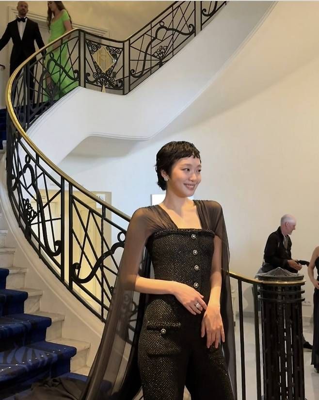 김고은은 블랙 트위드 점프슈트에 시스루 케이프를 매치한 룩으로 등장했다.사진=김고은 SNS