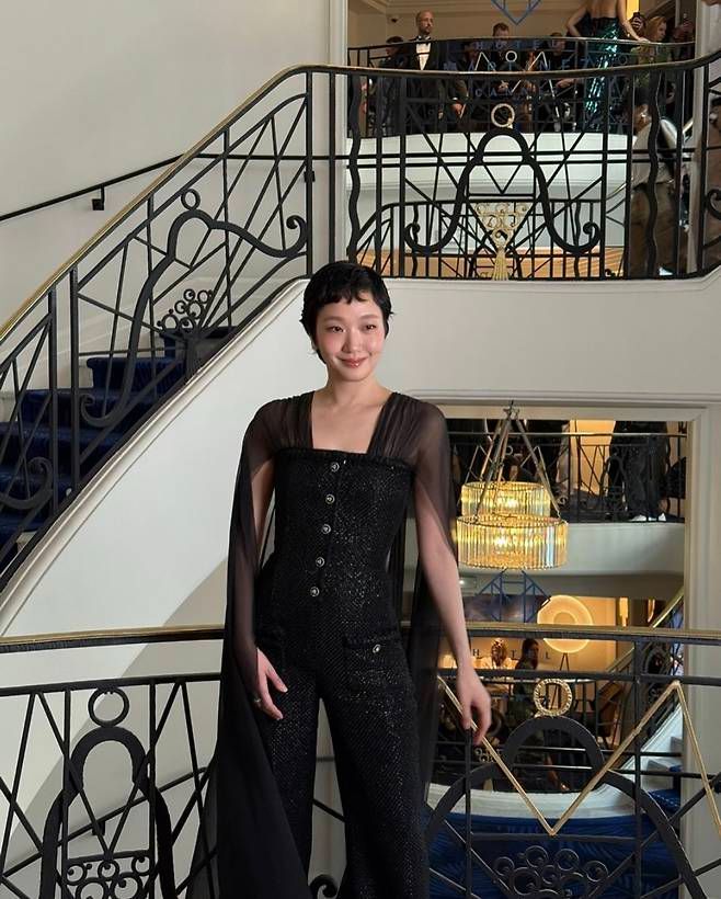 클래식한 텍스처와 몸에 밀착되는 실루엣이 그녀의 늘씬한 피지컬을 극대화했고, 가녀린 어깨 위로 흐르는 시스루 케이프는 단정함 속에서도 관능적이고 실험적인 분위기를 자아냈다.사진=김고은 SNS