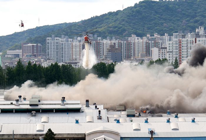17일 오후 광주 광산구 송정동 금호타이어 광주공장에서 소방헬기들이 진화 작업을 하고 있다. 연합뉴스