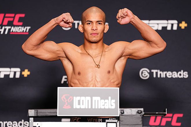 ‘코리안 좀비’ 정찬성이 만든 종합격투기 단체 ZFN 출신 마테우스 카밀루가 2025년 5월 미국 네바다주 엔터프라이즈 UFC on ESPN+ 114 제7경기 라이트급 계체를 통과하고 있다. 사진=TKO