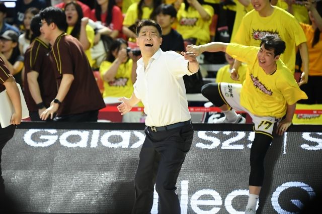 조상현 감독은 김승기, 전희철 감독에 이어 선수, 코치, 감독으로서 우승을 해낸 세 번째 지도자가 됐다. 사진=KBL 제공