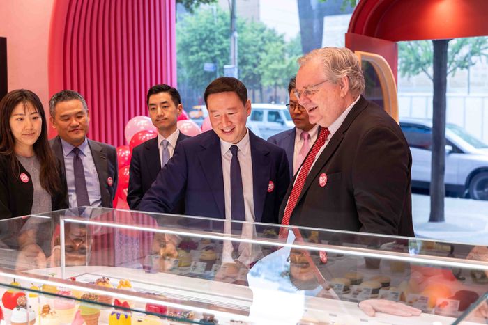 16일 배스킨라빈스 ‘청담점’ 오픈 기념행사에서 허희수 SPC그룹 부사장(왼쪽)이 제프리 존스 로날드 맥도날드 하우스 회장(오른쪽)에게 쇼케이스에 진열된 청담점 특화 제품을 설명하고 있다. [사진 출처 = SPC]