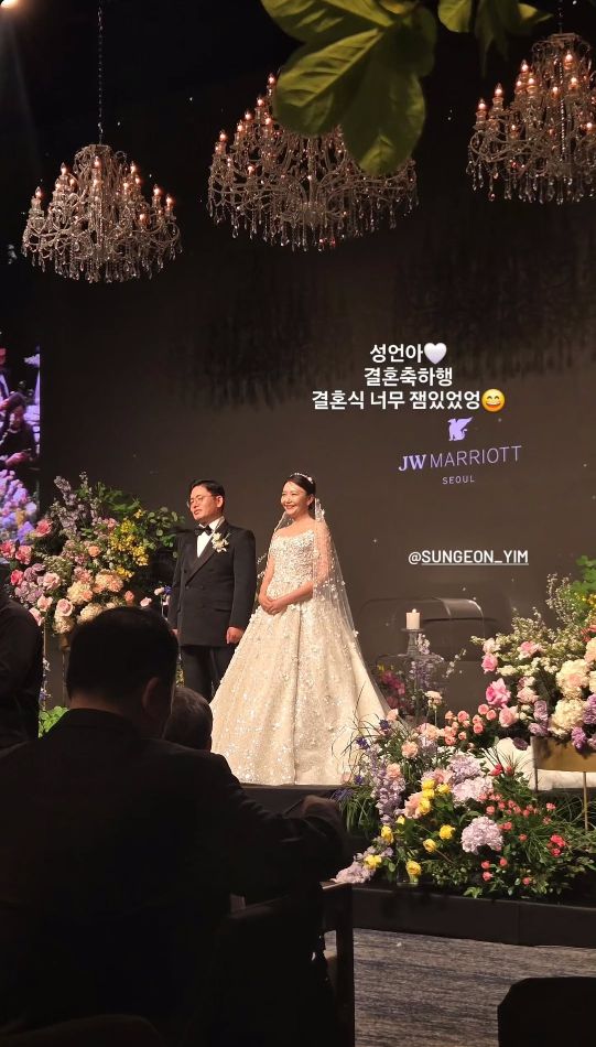 반짝이는 웨딩드레스를 입고 등장한 그는 오랜 연예계 커리어만큼 빛나는 미소를 선보였다.사진=김사희 SNS