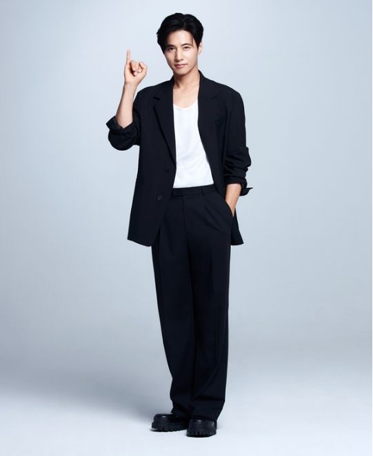 광고 촬영에 나선 원빈은 블랙 수트를 완벽하게 소화하며, 변함없는 조각 비주얼과 독보적인 수트핏으로 단숨에 이목을 집중시켰다. 사진=아정당 제공