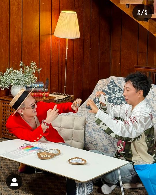 지드래곤은 이날 박명수의 집에서 진행된 촬영에서 특유의 레트로 감성 룩으로 등장해 시선을 사로잡았다.사진=지드래곤 부계정