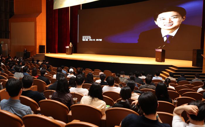 이준석 개혁신당 대통령 후보가 17일 열린 제11회 젊은의사포럼에서 강연하고 있다. 이날 행사에는 의대생과 사직 전공의 등 약 1000명이 참석했다. [사진=연합뉴스]