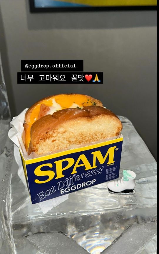 일산 킨텍스에 새롭게 문을 연 ‘메가아이스박스(MEGA ICE BOX)’ 현장으로, 거대한 얼음 조형물과 간식들이 함께 어우러져 ‘겨울왕국’을 연상케 했다.사진=손담비 SNS