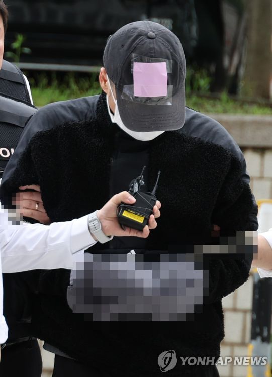 17일 오후 서울중앙지법에서 열린 영장실질심사에 공갈 혐의를 받는 20대 여성 양모씨와 공갈미수 혐의의 40대 남성 용모씨가 나란히 출석했다.사진=연합뉴스