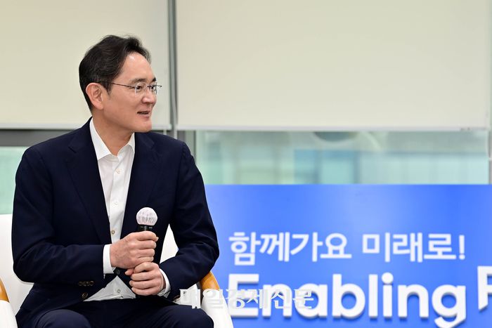 이재용 삼성전자 회장이 올해 3월 서울 강남구 사피(SSAFY·삼성청년소프트웨어)아카데미에서 이재명 더불어민주당 대표와 환담을 나누고 있는 모습 [김호영기자]