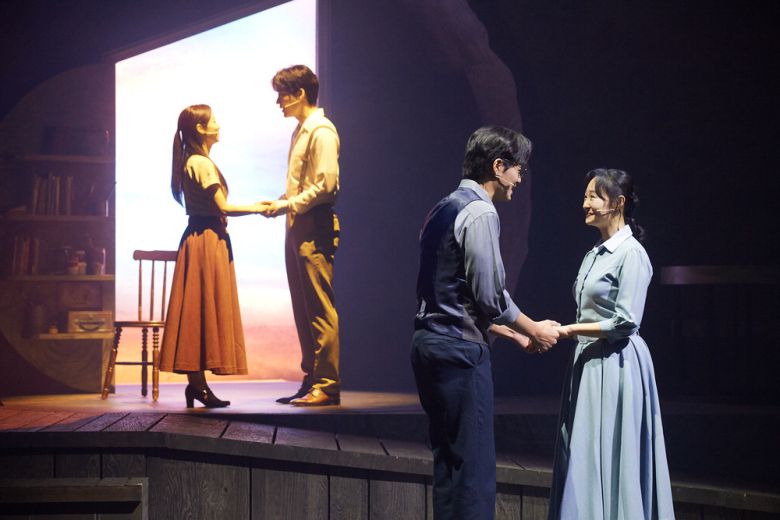 뮤지컬 '라흐 헤스트'에서 오른쪽부터 향안(배우 이지숙)·환기(김종구)와 이상(최재웅)·동림(홍지희)이 각각 손을 맞잡고 노래 부르고 있다.  홍컴퍼니