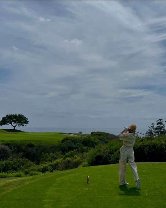 오연수는 베이지 컬러의 점프수트와 챙 넓은 모자, 골프화까지 깔맞춤한 ‘소풍 룩’으로 티잉 그라운드에 서 있다.사진=오연수 SNS