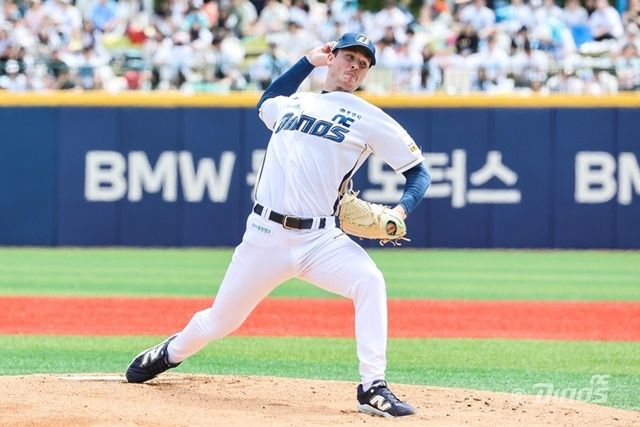 라일리는 자신의 기록 달성을 무산시킨 키움 전태현을 향해 엄지손가락을 치켜세웠다. 사진=NC 제공