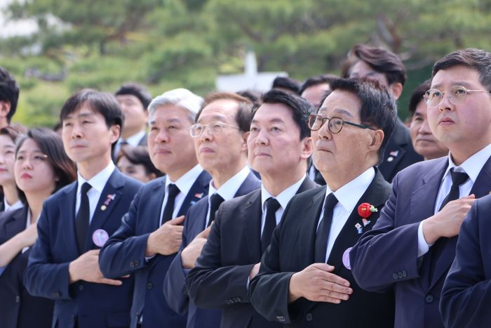 안철수 국민의힘 의원이 18일 광주에서 열린 제45주년 5·18 민주화운동 기념식에 참석해 국민의례를 하고 있다. [사진출처-안 의원실]