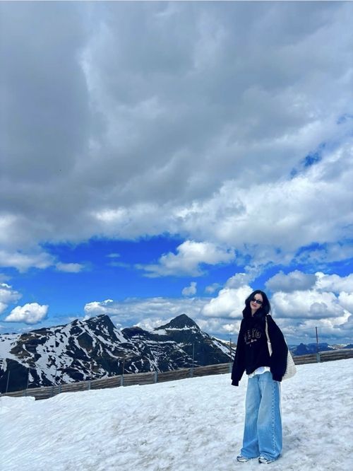 가수 겸 배우 서현이 스위스 알프스를 배경으로 한 일상 사진을 공개하며 또 한 번 ‘도전함’의 끝판왕 면모를 드러냈다. 사진=서현 SNS
