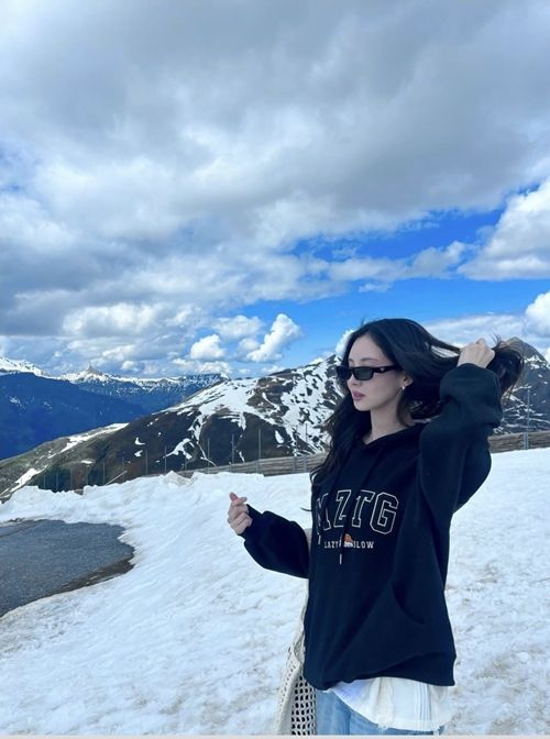 가수 겸 배우 서현이 스위스 알프스를 배경으로 한 일상 사진을 공개하며 또 한 번 ‘도전함’의 끝판왕 면모를 드러냈다. 사진=서현 SNS