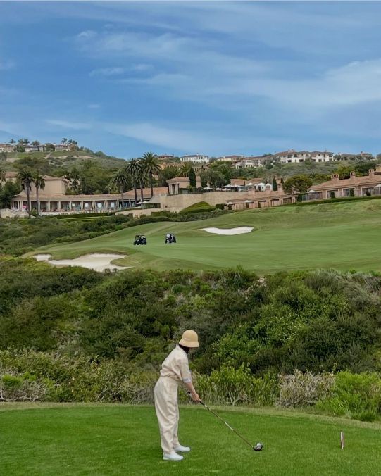 미국 캘리포니아 뉴포트비치의 ‘펠리칸 힐 골프 클럽’에서 촬영한 골프 사진을 다수 게재했다.사진=오연수 SNS