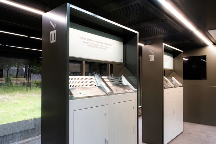 서울 청량리역에 설치된 서울형 흡연부스의 내부 모습. 오는 26일부터 시범운영될 예정이다. <제공=서울시>