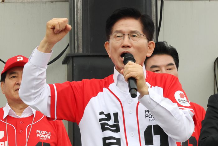 국민의힘 김문수 대선 후보가 지난 16일 경기 수원시 지동시장에서 열린 유세에서 시민들에게 지지를 호소하고 있다. [사진 출처 = 연합뉴스]