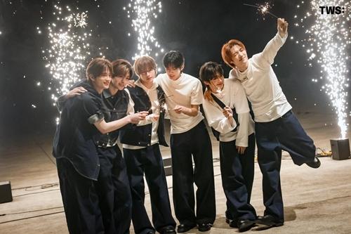 그룹 TWS(투어스)가 지난 18일 SBS ‘인기가요’ 출연을 끝으로 미니 3집 ‘TRY WITH US’ 공식 활동을 마무리했다.