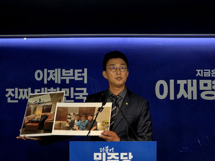 노종면 더불어민주당 선대위 대변인이 19일 서울 여의도 민주당 중앙당사 2층 브리핑룸에서 지귀연 서울중앙지법 부장판사의 룸살롱 접대 의혹과 관련 사진을 공개하고 있다. [사진 = 김혜진 기자]