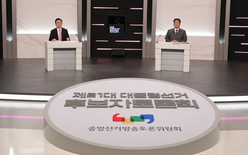 무소속 황교안(왼쪽부터)·송진호 대선 후보가 19일 서울 마포구 상암동 SBS 프리즘센터 스튜디오에서 열린 제21대 대선 초청 외 후보자 토론회에 참석해 있다. [사진 출처 = 중앙선거방송토론위원회]