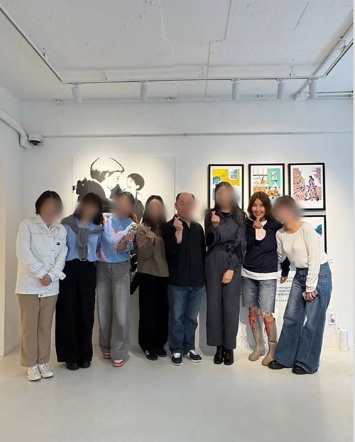 배우 신애라가 비 오는 날에도 감각적인 꾸안꾸 데일리룩으로 50대 패션의 정석을 보여줬다.  사진=신애라 SNS