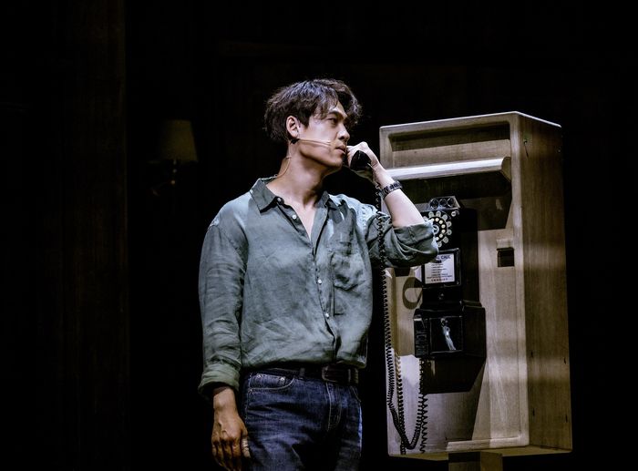 뮤지컬 ‘매디슨 카운티의 다리’에서 로버트(최재림)가 아이오와를 떠나기 전에 전화통화를 하고 있다. <쇼노트>
