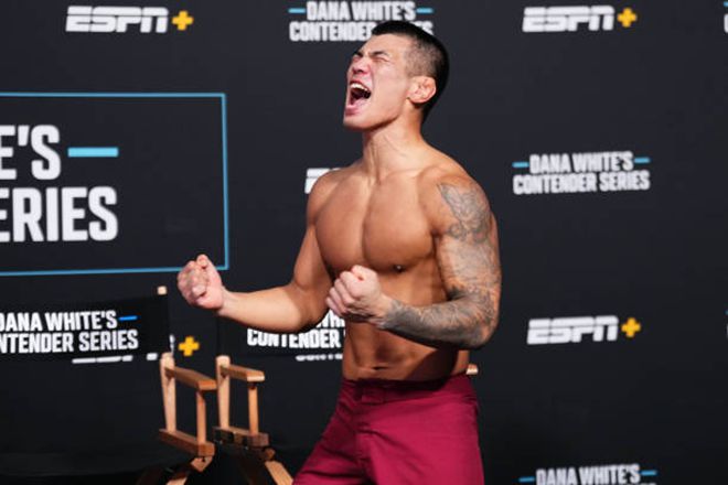 고석현이 2024년 9월 미국 네바다주 엔터프라이즈 Contender Series 시즌8 4주차 웰터급 승리 후 데이나 화이트 회장 겸 CEO로부터 UFC 계약을 통보받자 감격하고 있다. 사진=TKO