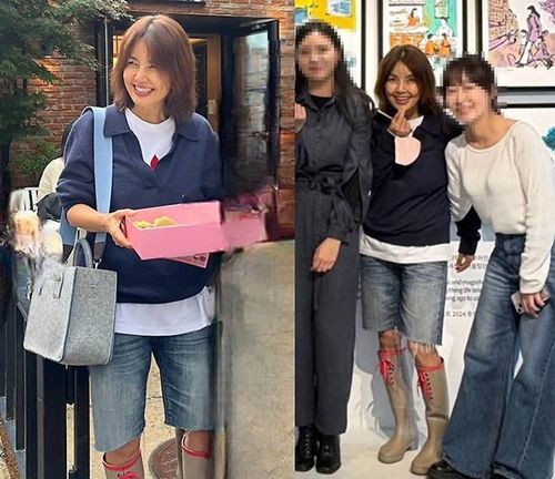 배우 신애라가 비 오는 날에도 감각적인 꾸안꾸 데일리룩으로 50대 패션의 정석을 보여줬다.  사진=신애라 SNS