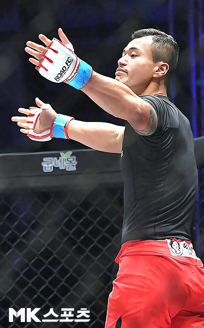 황인수가 2019년 11월 전라남도 여수시 진남체육관 로드FC 56에서 1라운드 펀치 KO승을 거둔 후 별일 아니라는 제스처를 취하고 있다. 사진=김영구 기자